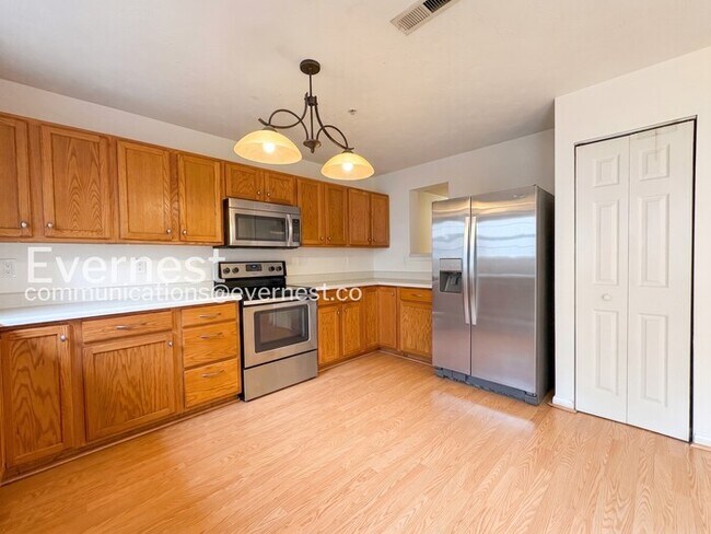 Foto del edificio - 3 Bed/2 Bath Townhome with Garage / Pet-Friendly / Vouchers Accepted / Available Now!