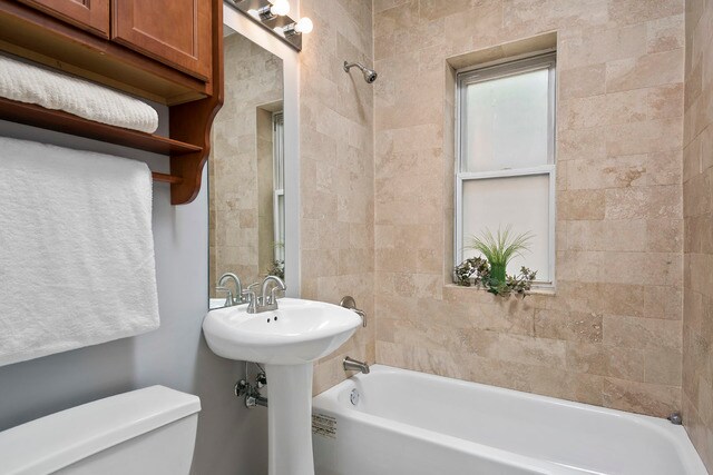 baño secundario con bañera completa - 1332 W Greenleaf Ave