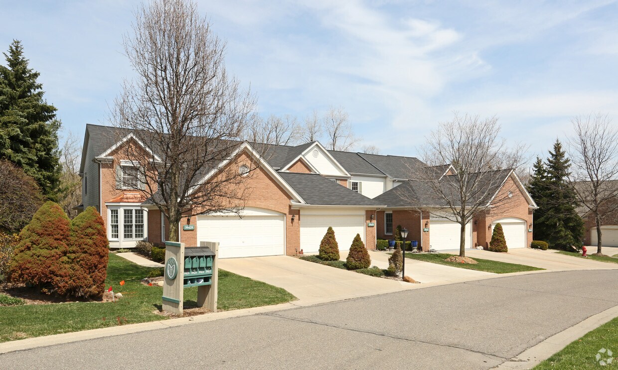 Country Club Village Condos Apartments Northville