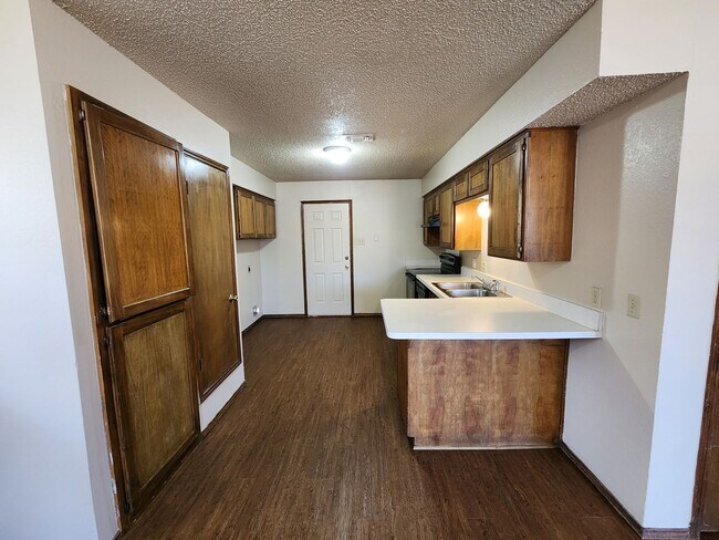 Building Photo - 3211 Eastridge Dr