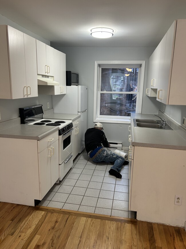 Kitchen with large window - 205 Garden St