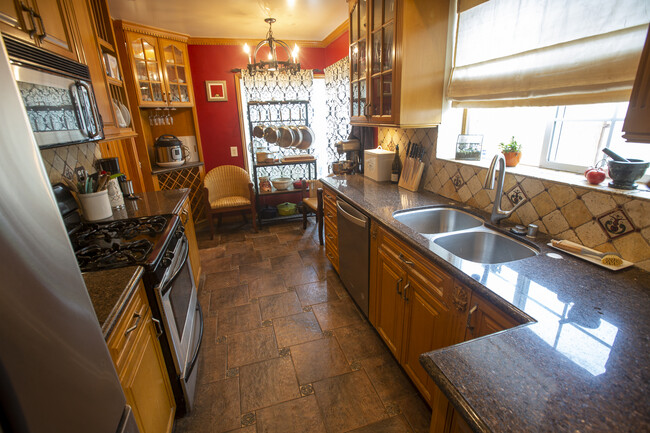 Kitchen - 709 E Valencia Ave