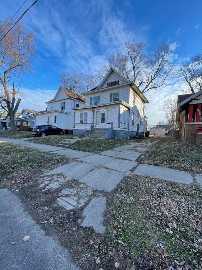 Building Photo - 1826 N California Ave