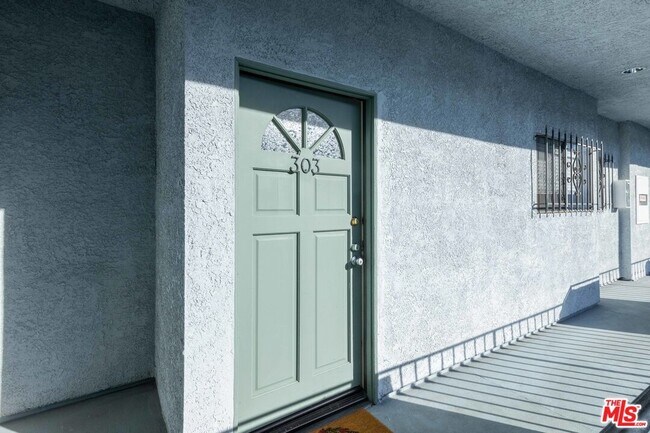 Building Photo - 431 S Kingsley Dr