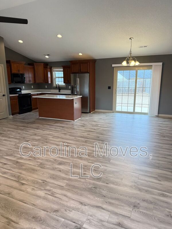 Foto del edificio - 208 Sleepy River Rd