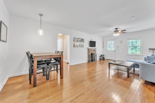 Foto del edificio - Quaint 3-Bedroom Retreat with Fireplace & ...