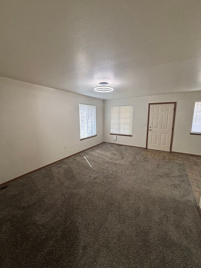 Building Photo - 1907-1907 E Front Ave