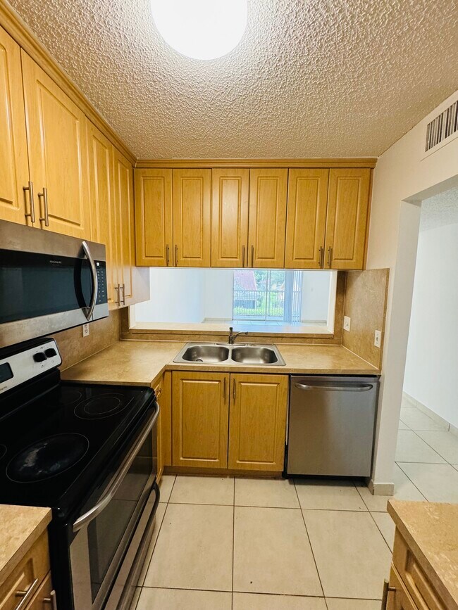 Building Photo - 8431 Royal Palm Blvd