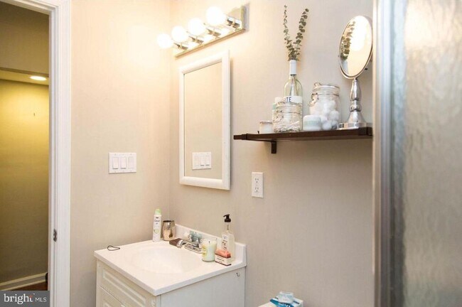 Foto del edificio - 1708 Catharine St