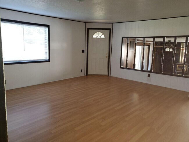 Building Photo - 2bed 2bath House