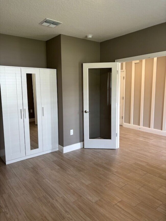 Foto del edificio - FOR RENT – Luxury Model Home in Elegant Ma...