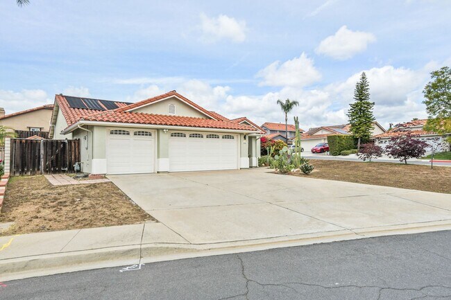 Foto del edificio - Spacious Corner Lot Home with Pool in Beautiful Felicita Crest