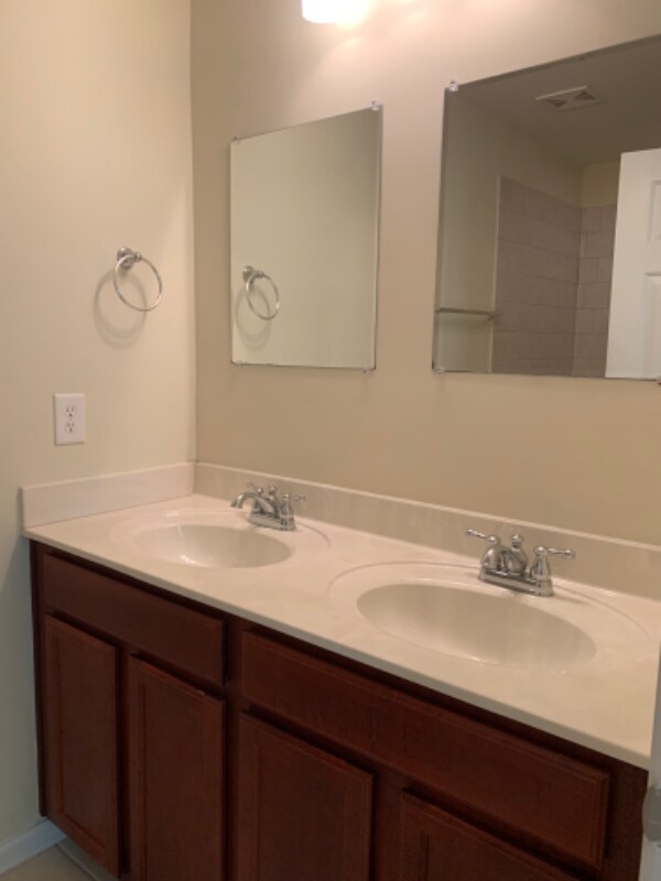 Building Photo - 180 Point Comfort Ln