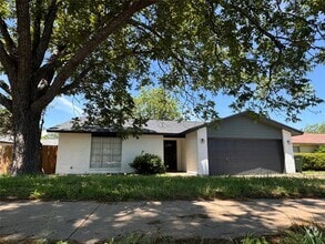Building Photo - 10110 Woodland Village Dr