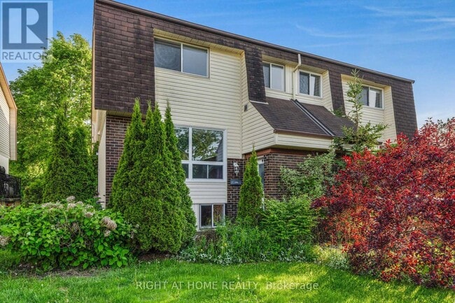 Building Photo - 23D Forester Crescent