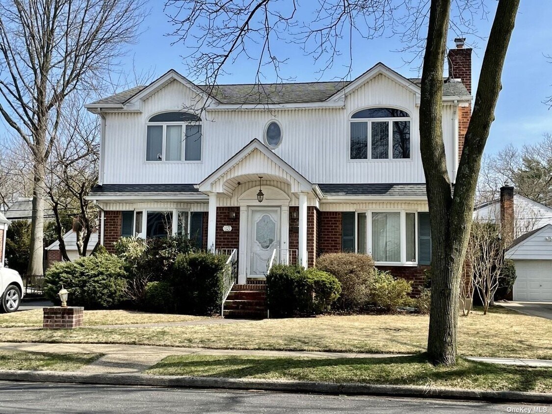 Primary Photo - 63 Maple Dr W