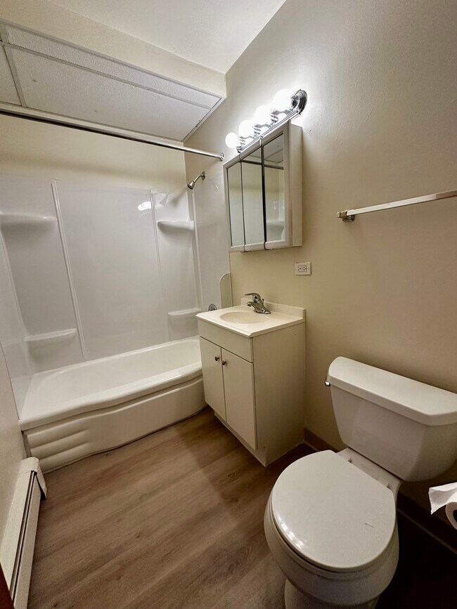 BAÑO COMPLETO - 3705 James St