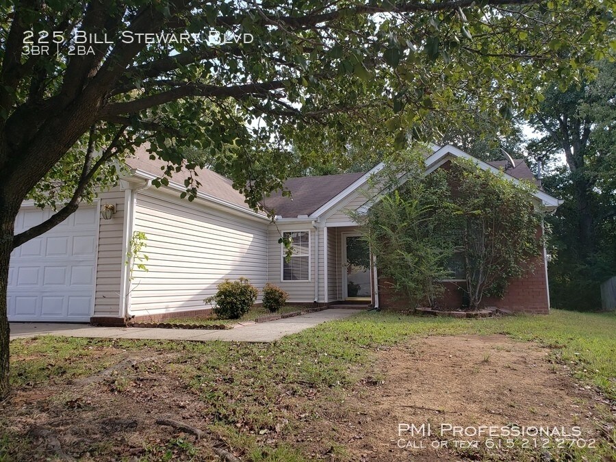 3 bedroom 2 bath house with 2 Car Garage! House Rental in La Vergne