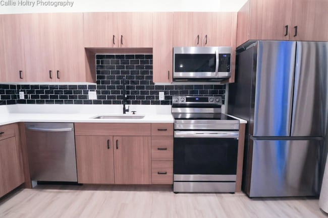 Building Photo - 12096 SE Pine St