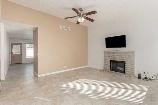 Foto del edificio - Single Story home with 3 bedrooms and pool!