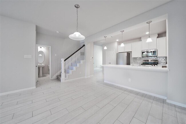 Building Photo - 7415 Hinsdale Dr