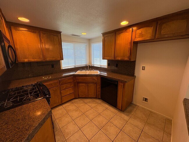 Building Photo - Spacious Tulare Home Available Now!