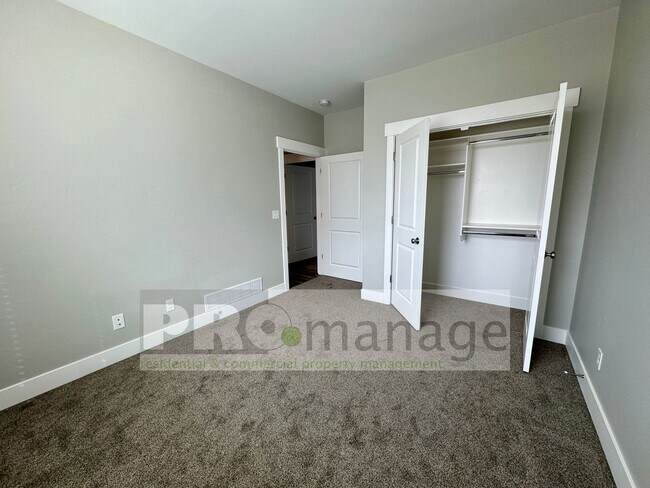 Foto del edificio - Near New - 2 Bed, 1 Bath Apartment