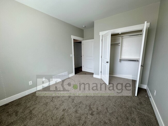 Building Photo - Near New - 2 Bed, 1 Bath Apartment