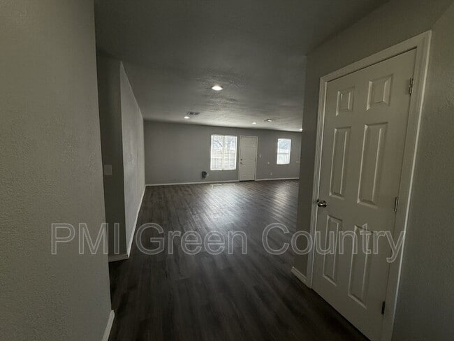 Building Photo - 801 W Vicksburg St