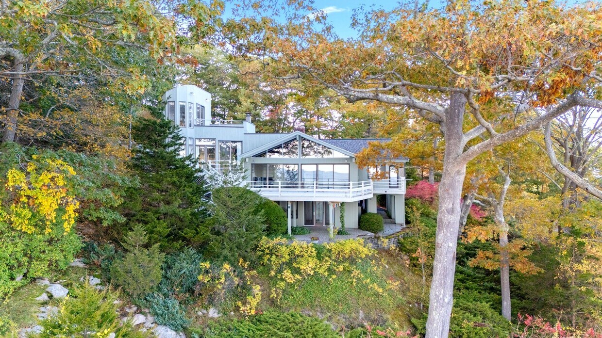 Foto principal - Year-round living on the shores of White B...