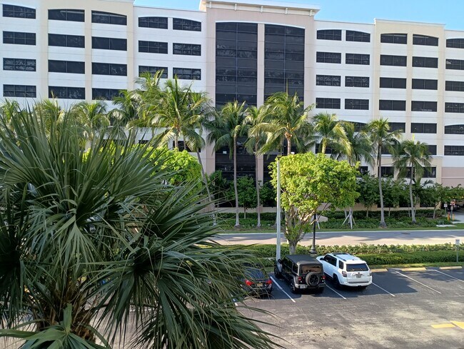 Building Photo - 220 Kings Point Dr