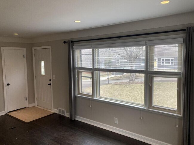 Foto del edificio - 4846 Birchwood Ln