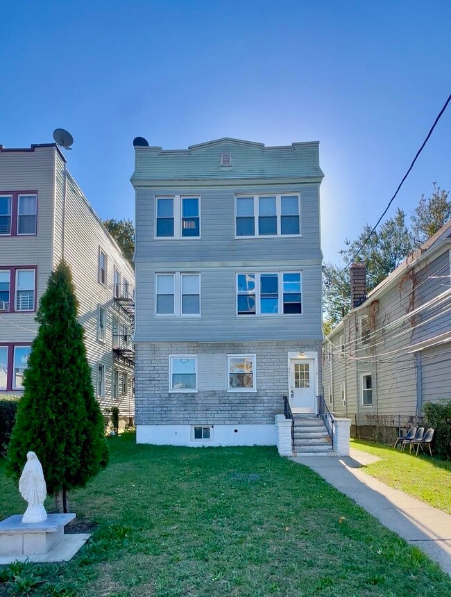 Building Photo - 245 Duncan Ave