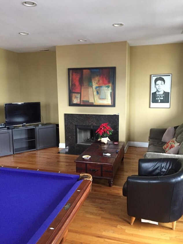 Foto principal - 223 E 31st St