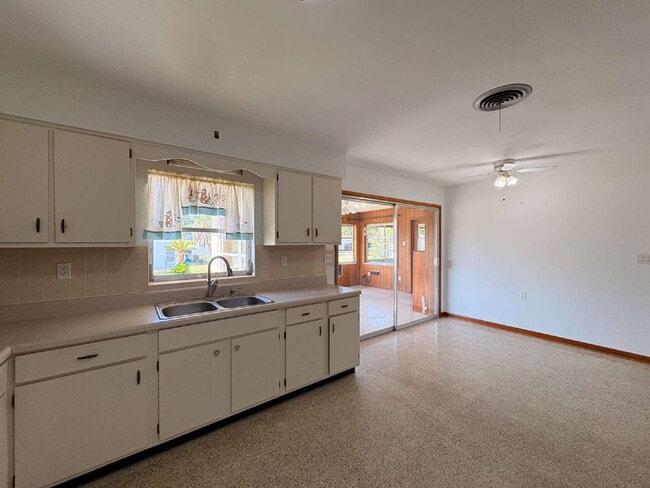 Building Photo - Ready to move-in 2-bedroom, 2-bath residence in the heart of Summerfield!