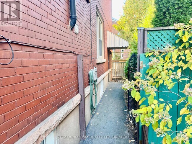 Building Photo - 101 Niagara St