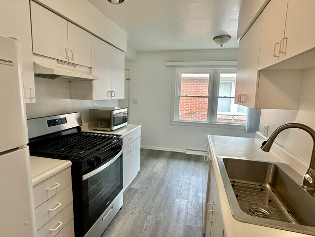 Building Photo - 5452 Brummel St