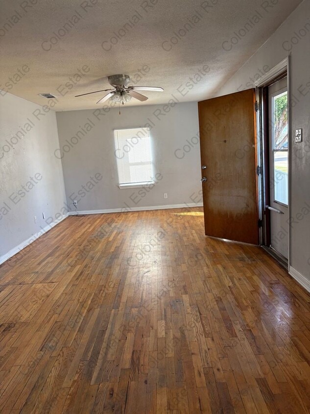 Primary Photo - Cozy 3 bedroom 1.5 bathroom home.