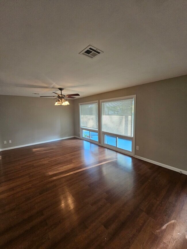 Foto del edificio - 650 Wilshire - Available Now!