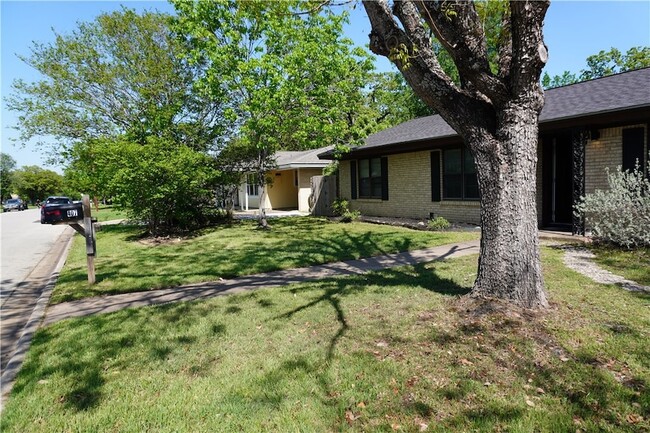 Building Photo - 407 W Brookside Dr