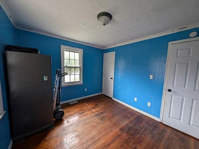 Building Photo - Spacious 4BR House in Jamestown