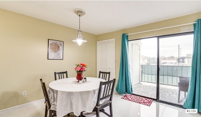 Building Photo - 2824 S Bartell Dr