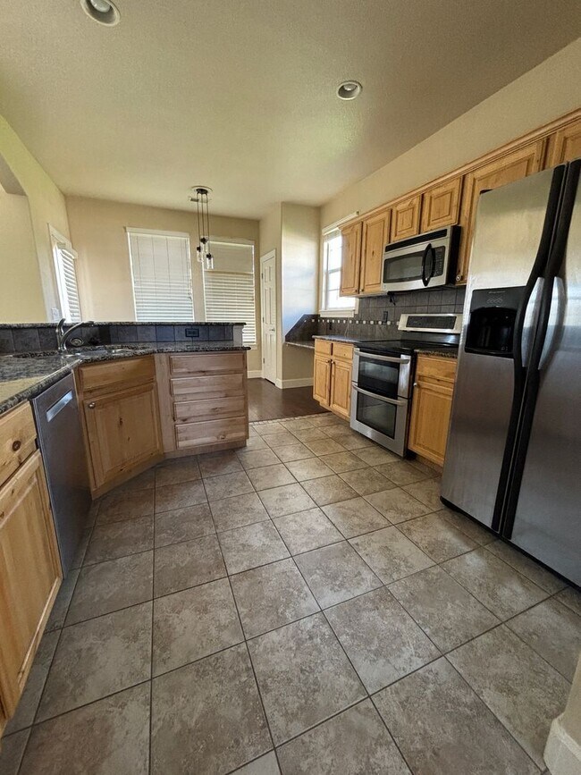 Building Photo - PROMO *$250 Admin Fee Waived* Modern Comfo...