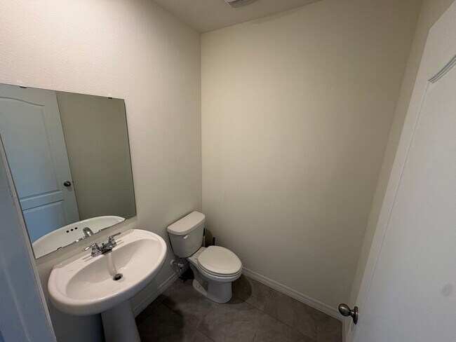Building Photo - 4 Bed 2.5 Bath Mt Dora Home - Solar Energy!