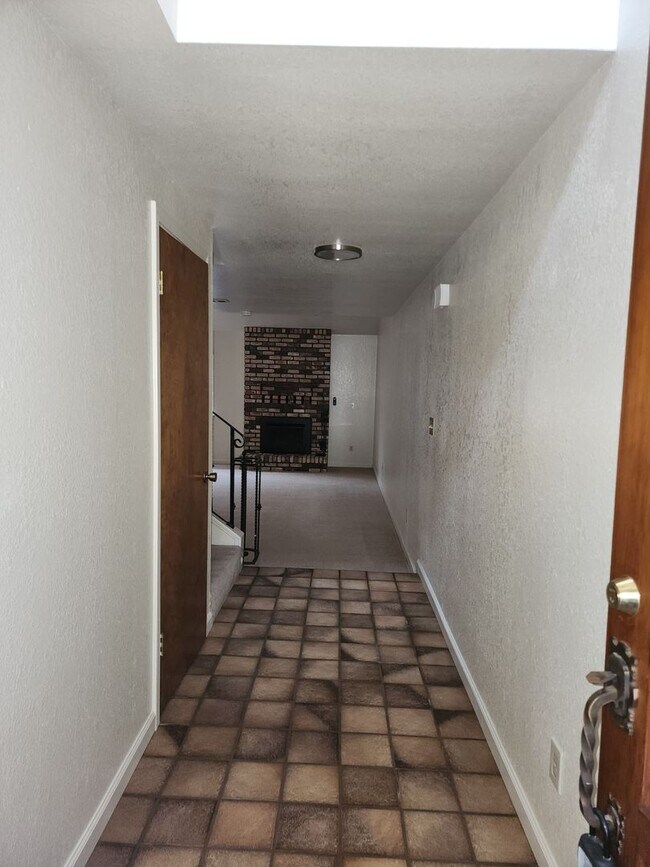 Building Photo - 3 Bedroom 2.5 Bathroom Townhome with Garag...