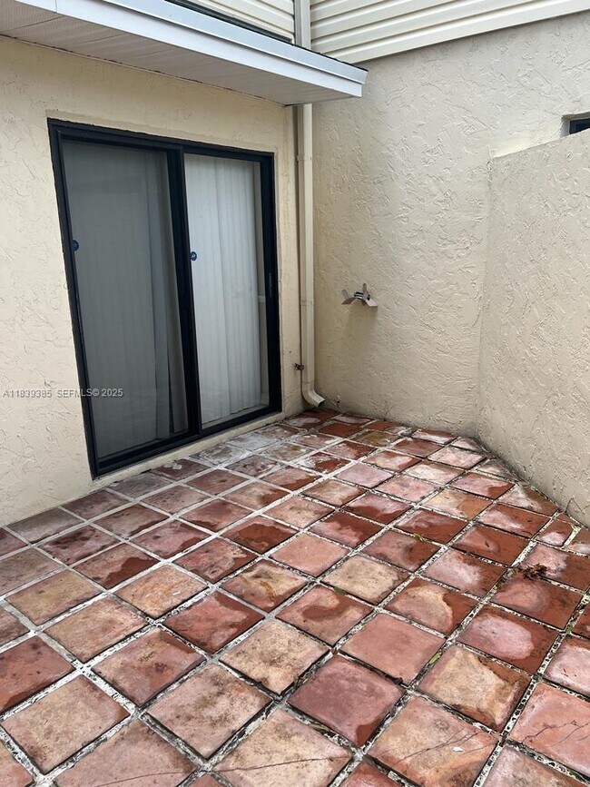 Foto del edificio - 641 Executive Center Dr