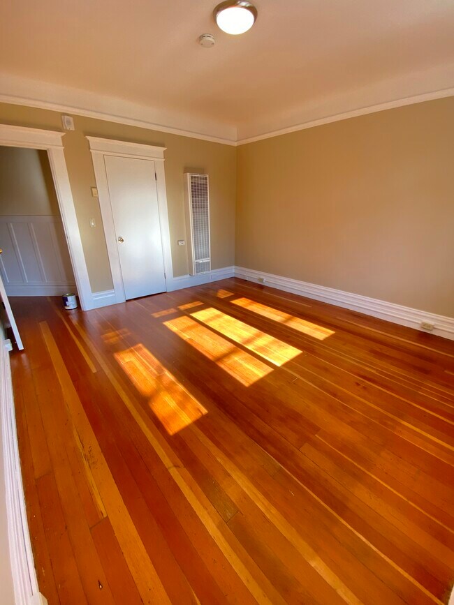 Front Room (facing E) - 3218 Steiner St