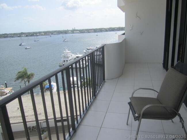 Foto del edificio - 1208 Marine Way W