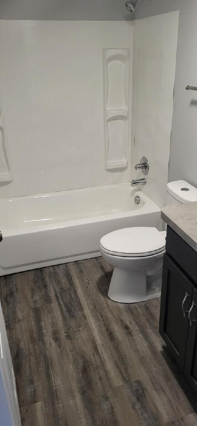 Rear Upper Bathroom - 416 E Larwill St