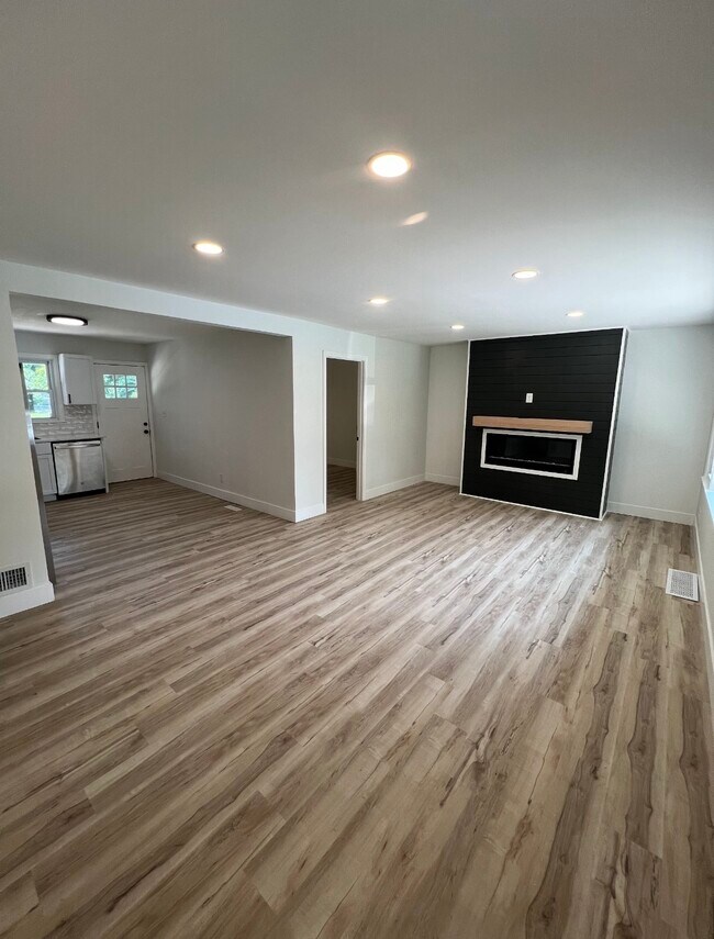 Building Photo - 6448 Glade Ave